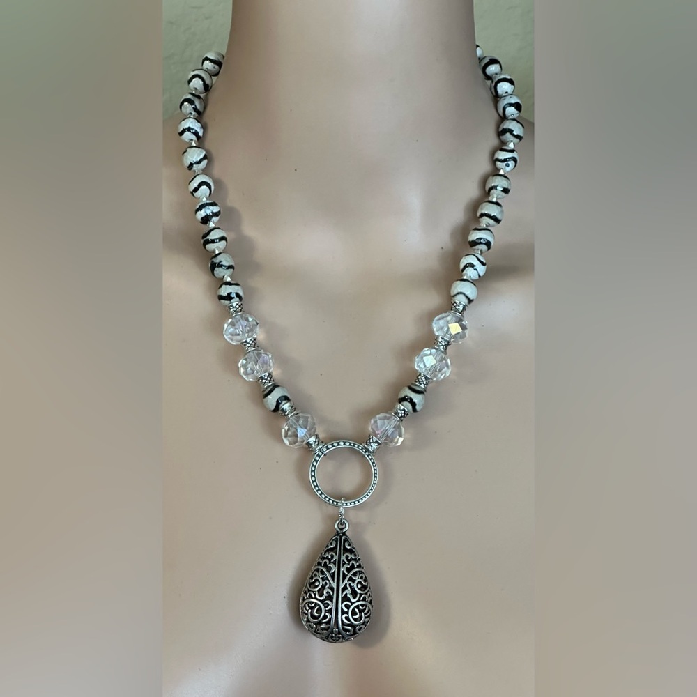 22-1/2 inch Wavy Tibetan Agate Faceted bead necklace NWOT